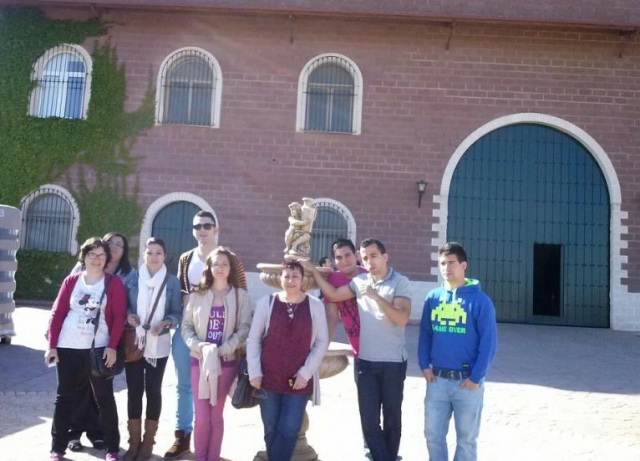 personas delante de la bodega pago de las encomiendas